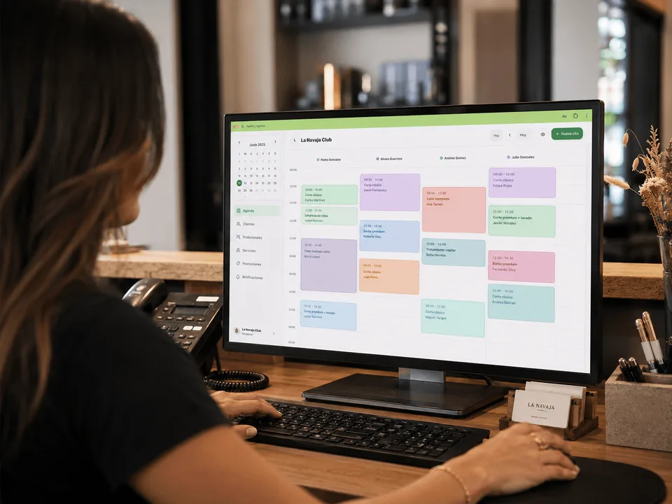 Agenda visual de citas y equipo trabajando con PlanPy